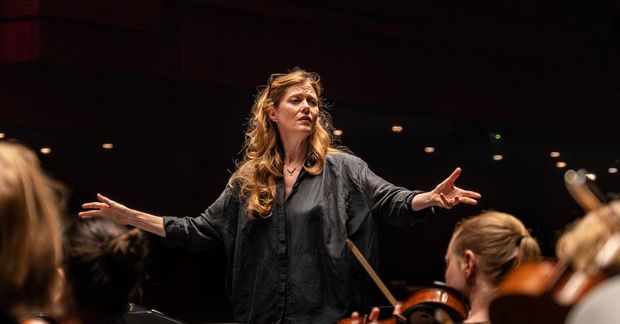 Barbara Hannigan er, að mati rýnis, einkar frumlegur listamaður. Hún syngur og stýrir hljómsveitinni.