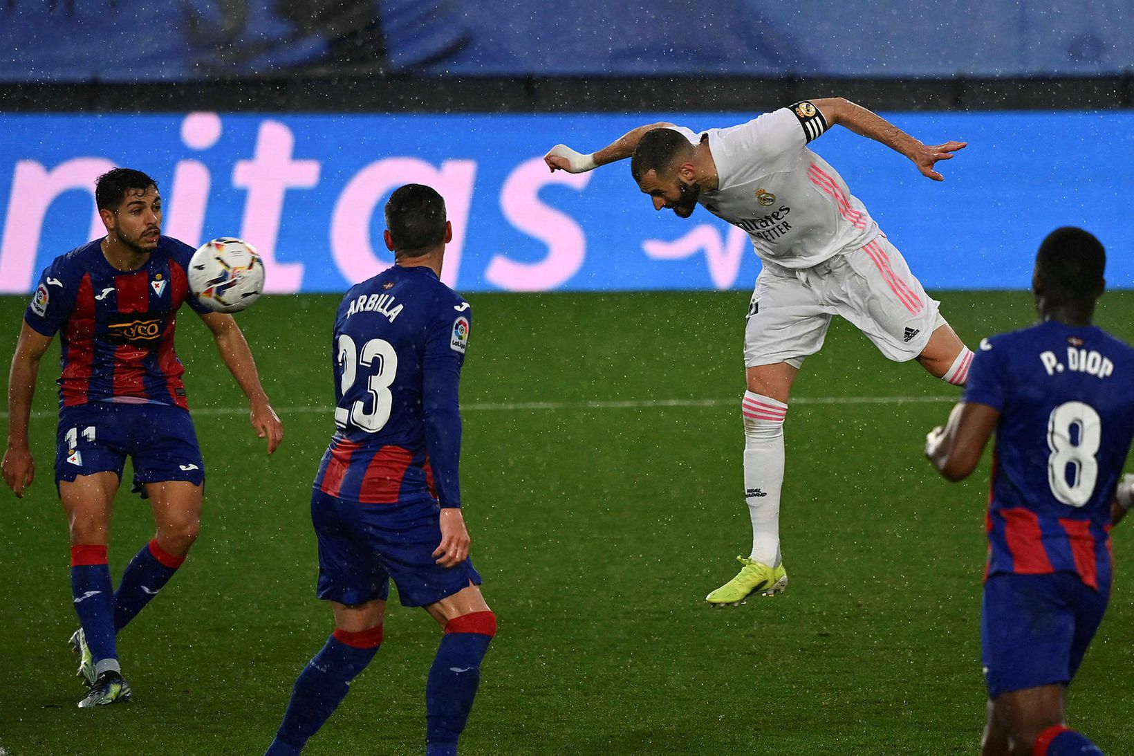 Karim Benzema kemur Real í 2:0.