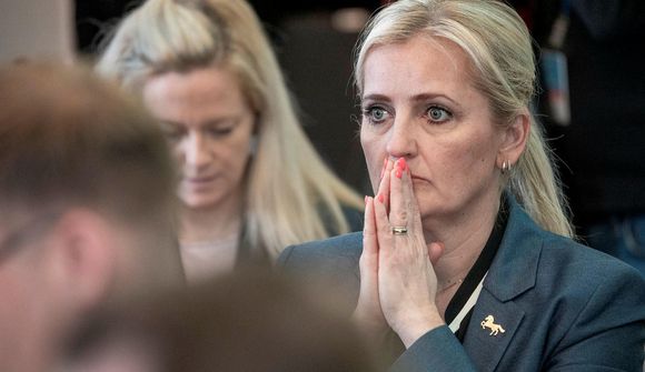 Sakar ríkisstjórnina um að setja upp leikrit