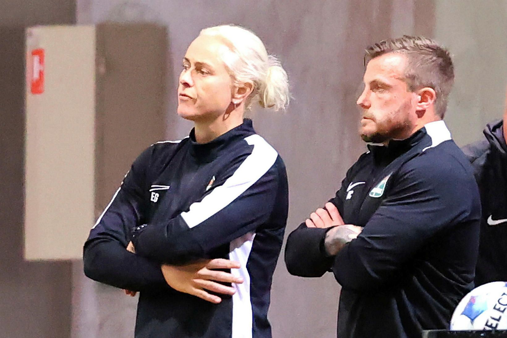Edda Garðarsdóttir og Nik Chamberlain á hliðarlínunni í kvöld.