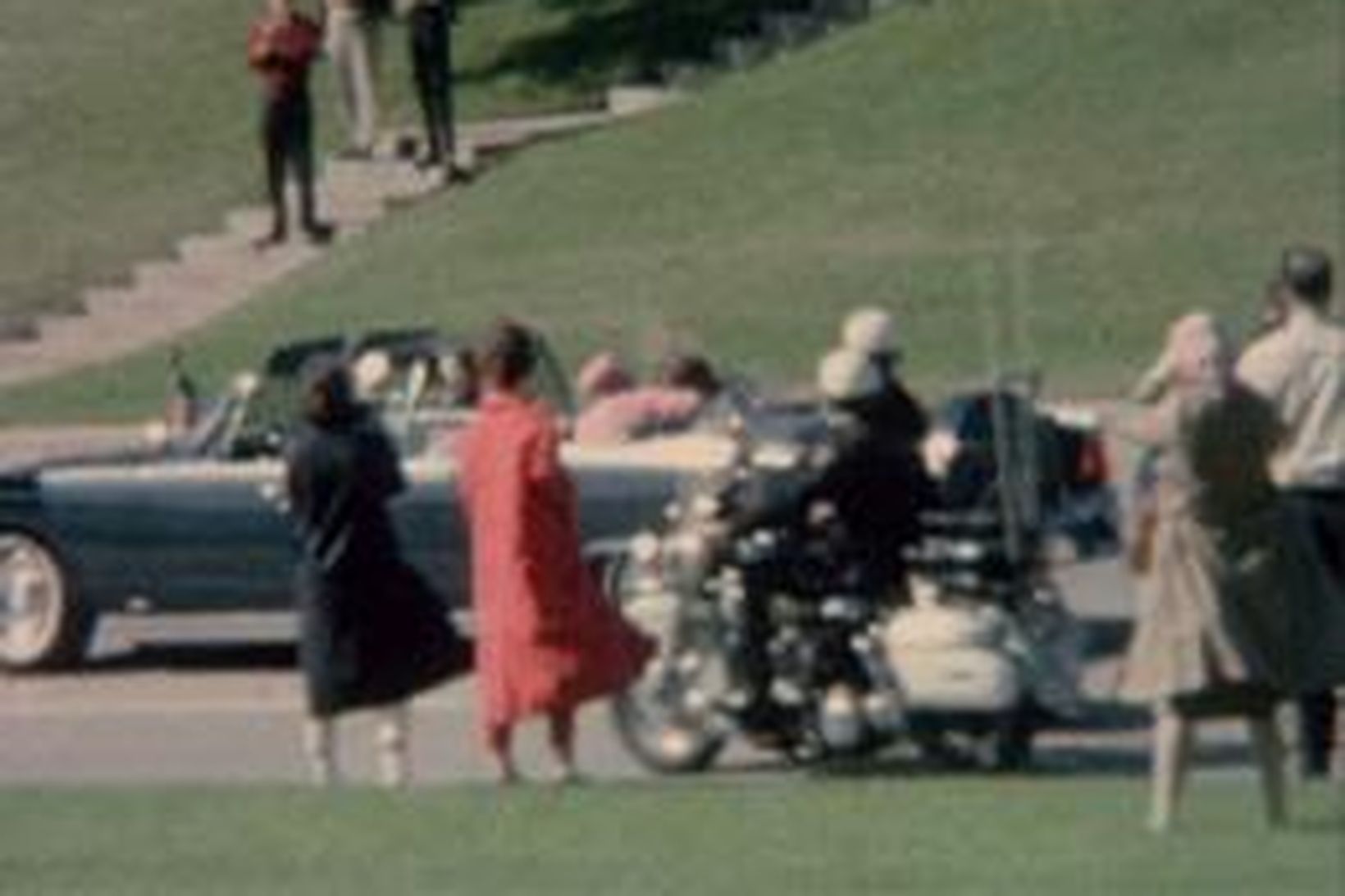 Jacqueline Kennedy heldur um John F. Kennedy, eiginmann sinn, skömmu …