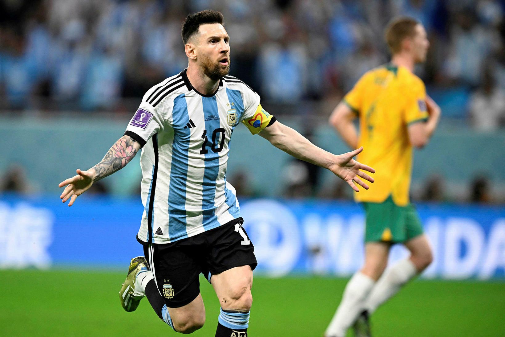 Lionel Messi fagnar marki sínu gegn Ástralíu.