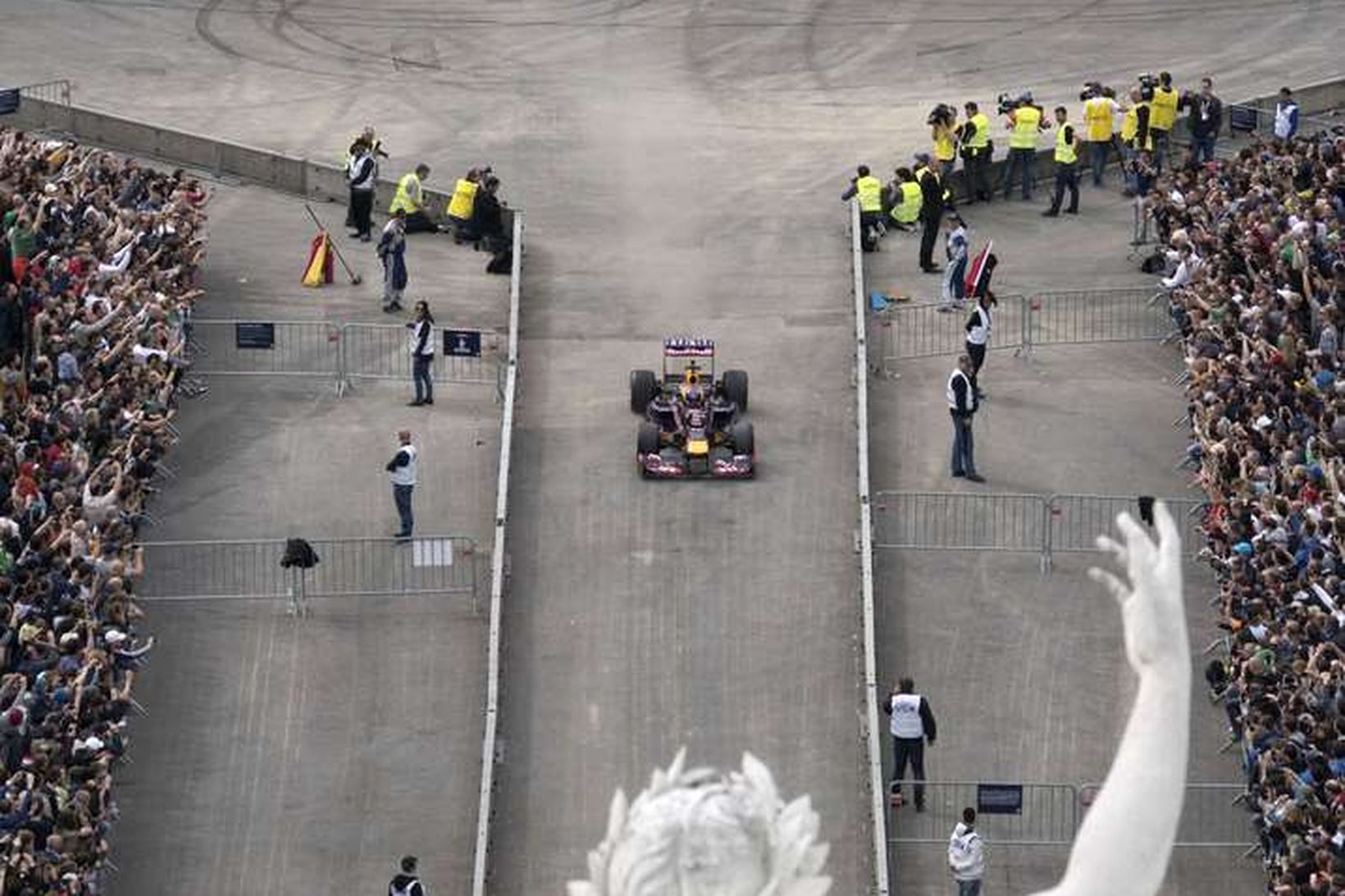 Daniel Ricciardo sýnir aksturskúnstir á Red Bull bílnum við ráðhús …