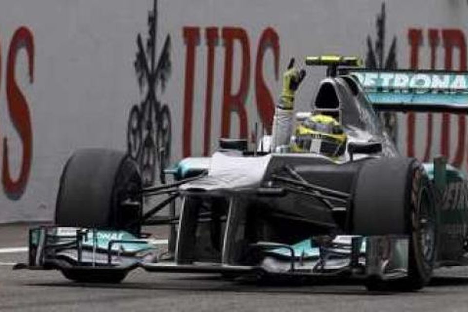 Rosberg ekur í fyrsta sinn yfir marklínuna fremstur, í 111. móti ferilsins.