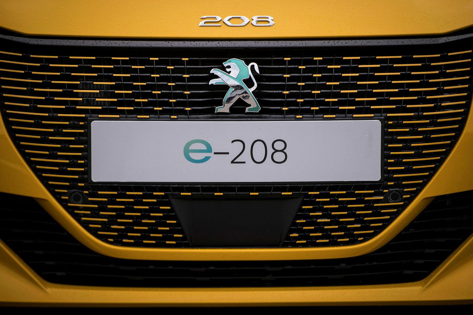 Peugeot e-208 rafbíllinn er nýr í rafbílaflórunni.