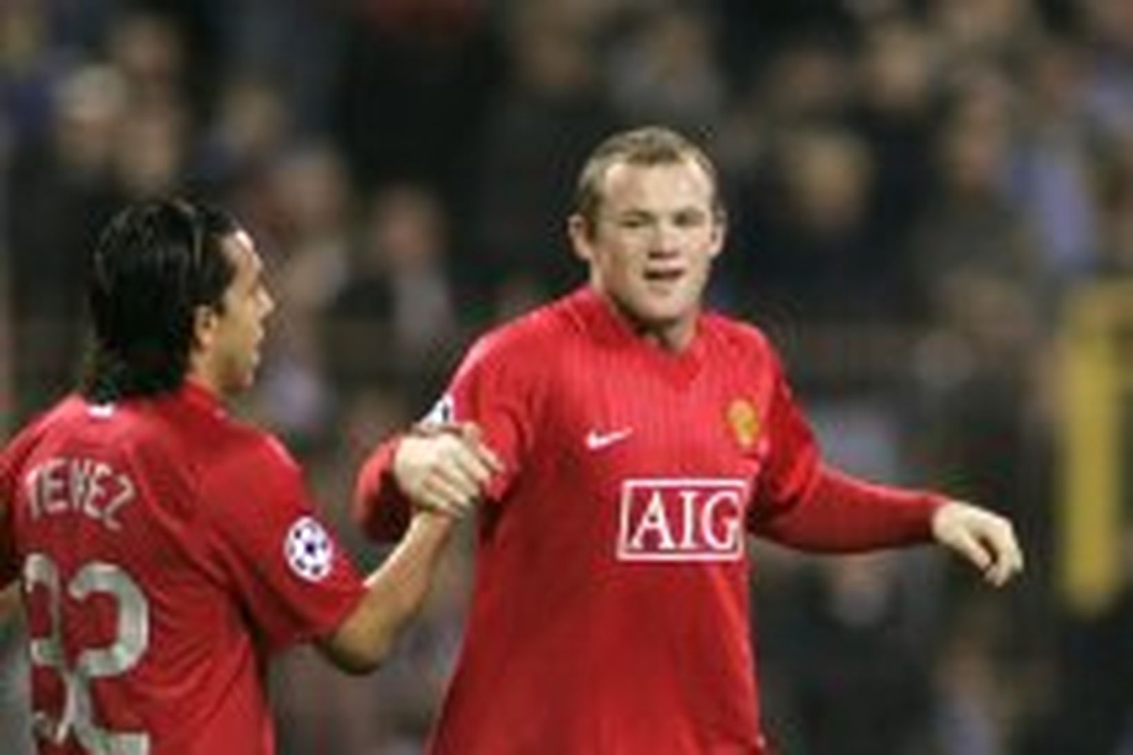 Carlos Tévez og Wayne Rooney fagna marki Rooneys í gærkvöld.