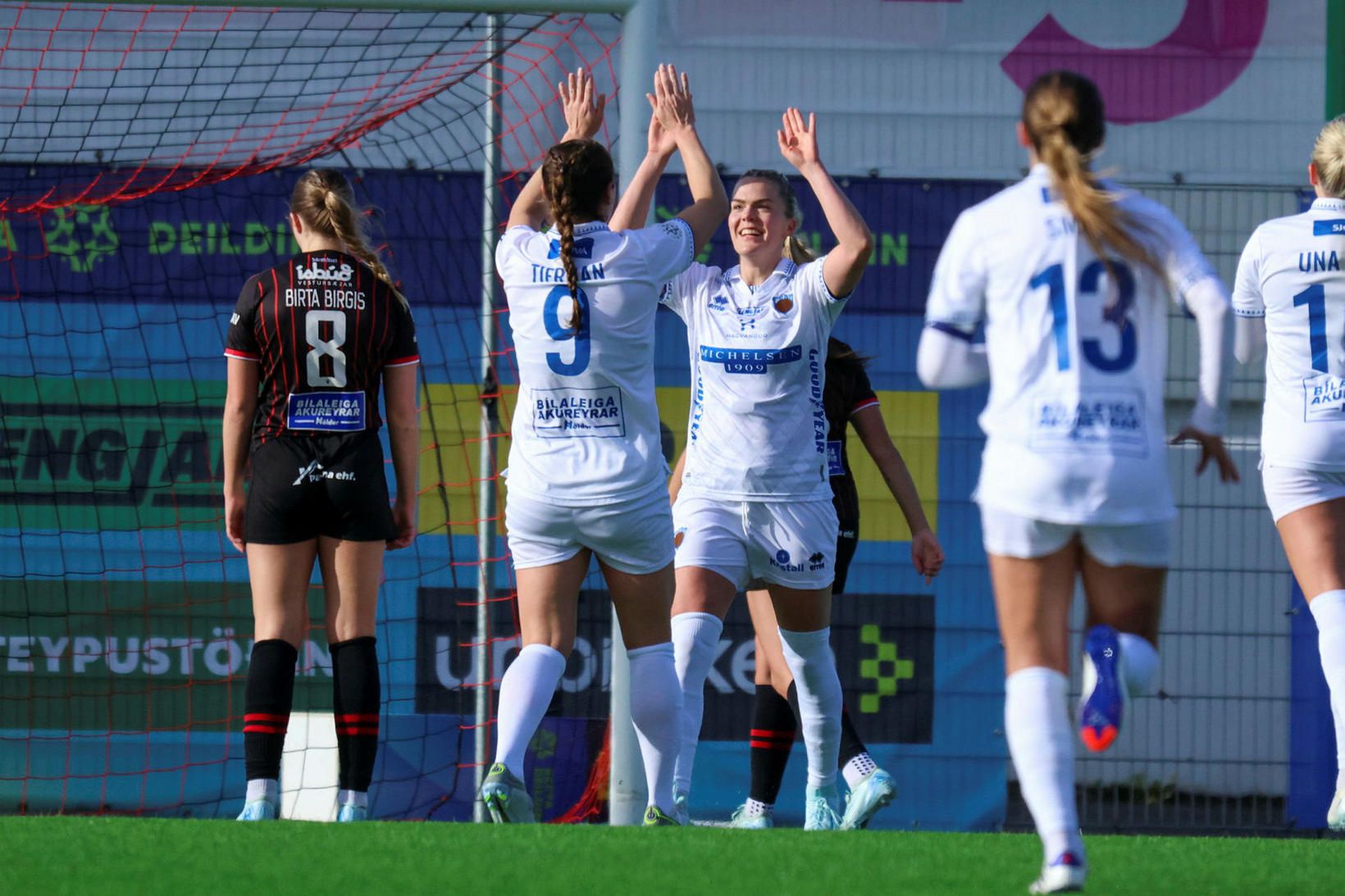 Alda Ólafsdóttir fagnar marki sínu með Murielle Tiernan í kvöld.