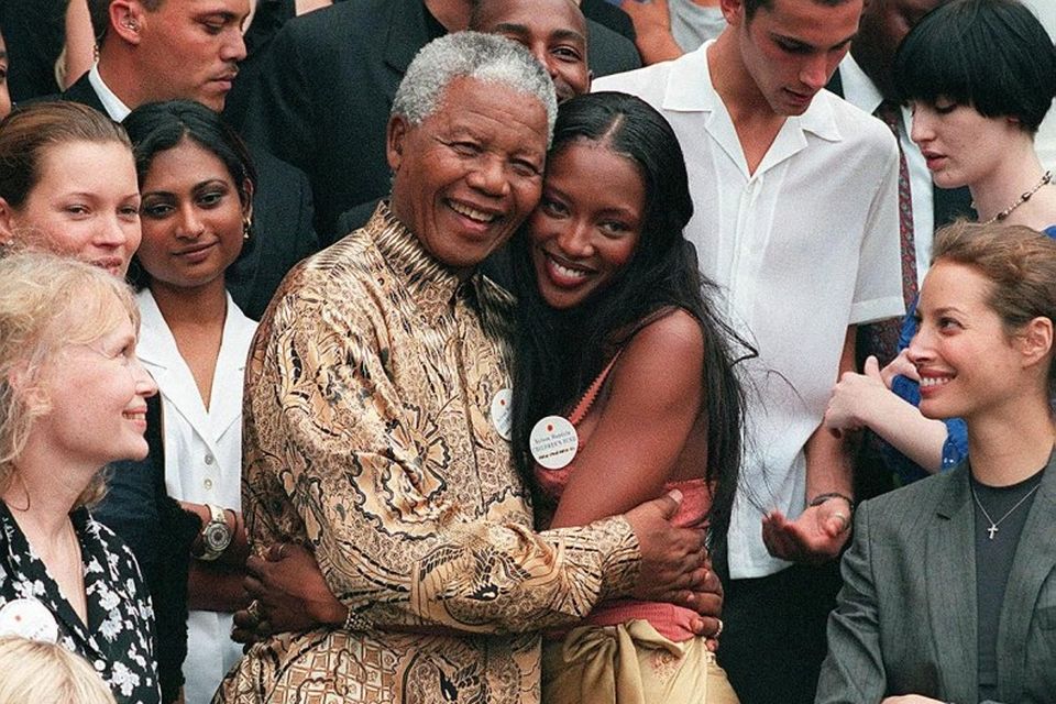 Nelson Mandela faðmar bresku fyrirsætina Naomi Campbell árið 1998.