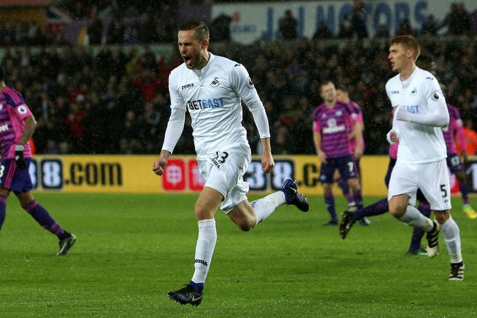 Gylfi Þór Sigurðsson hefur borið Swansea-liðið á herðum sér í …