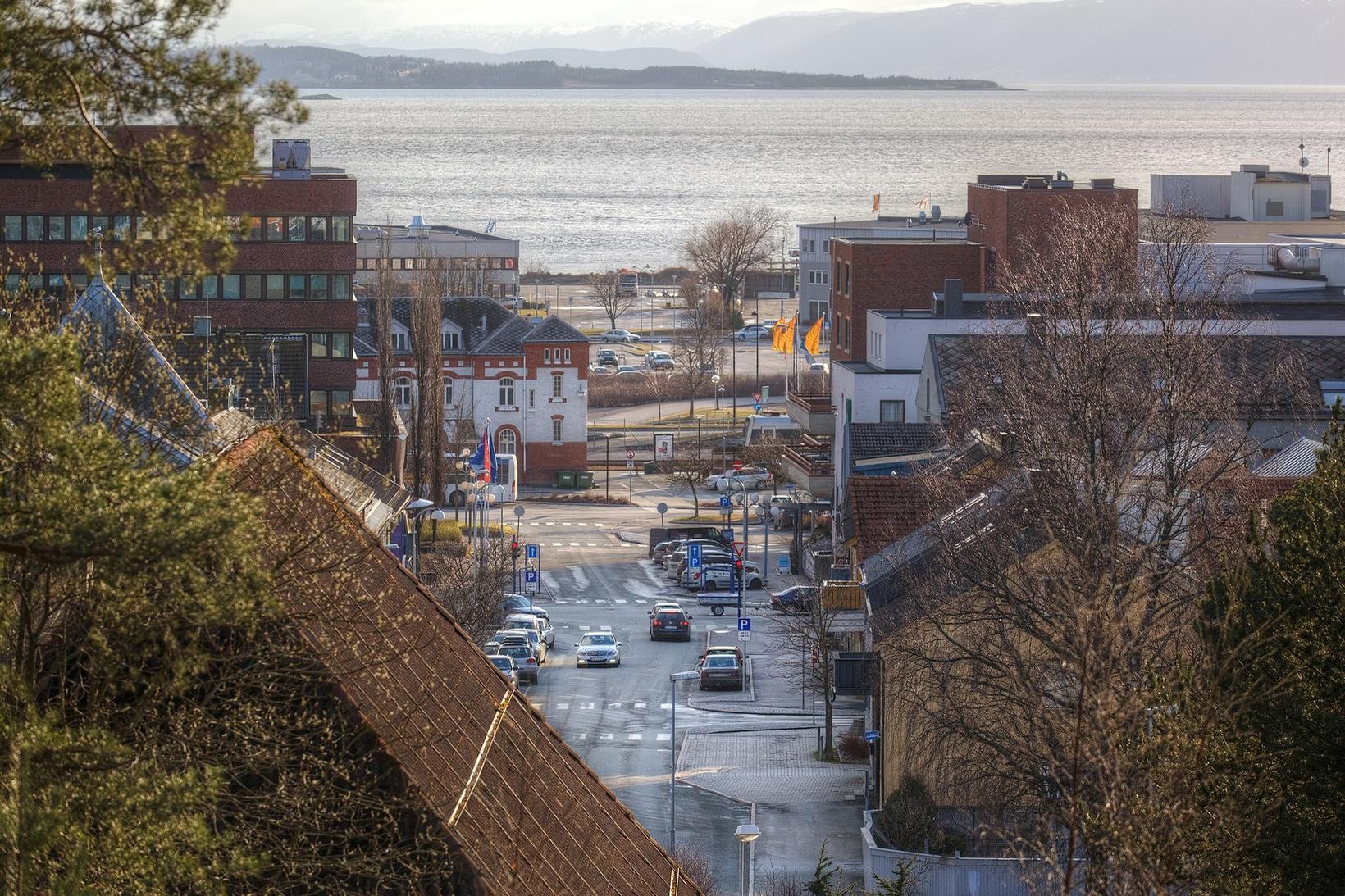 Miðbærinn í Steinkjer þar sem maðurinn ók vörubifreið upp á …