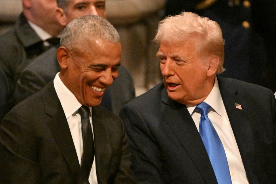 Barack Obama og Donald Trump sitja hlið við hlið.