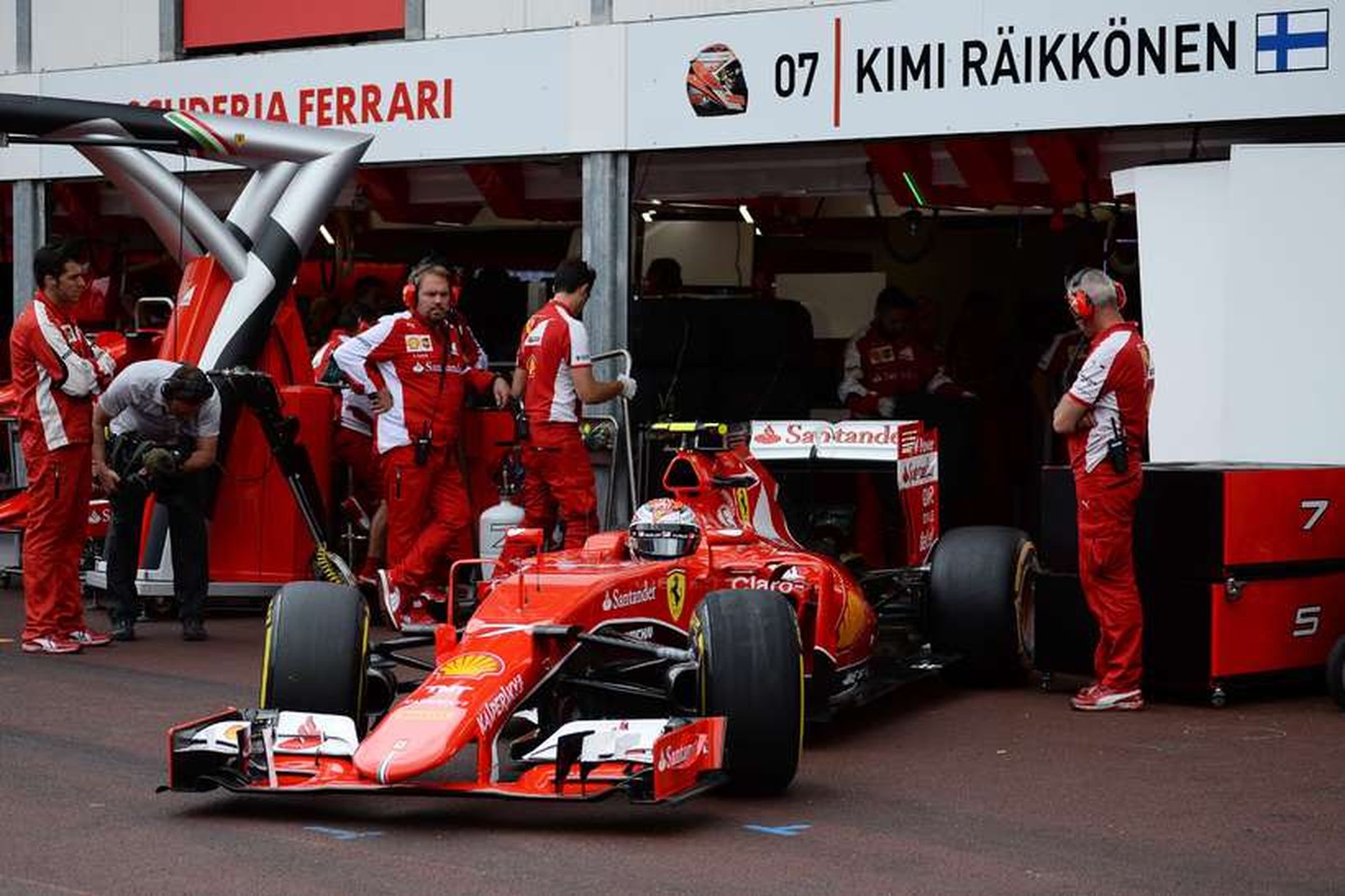 Kimi Räikkönen leggur af stað í tímatilraun í Mónakó í …