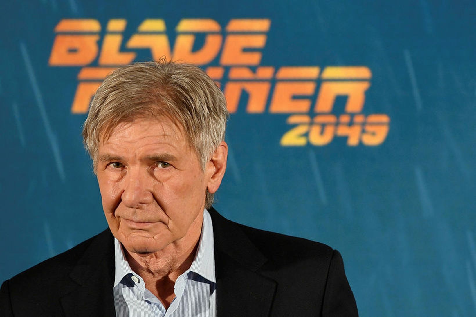 Harrison Ford situr ekki og horfir á þegar aðrir eru …