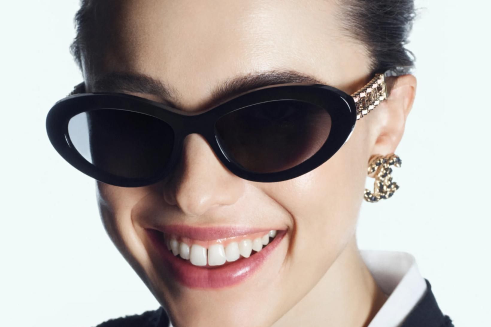 Margaret Qualley með sólgleraugu frá franska tískuhúsinu Chanel.
