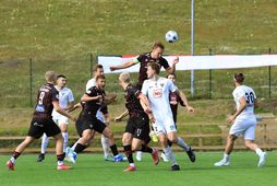 Sænski varnarmaðurinn Oliver Ekroth stangar boltann.