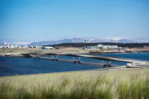 Framkvæmdir við landfyllingu fyrir Fossvogsbrú og þar með fyrstu framkvæmdir við borgarlínuverkefnið, hefjast á morgun.