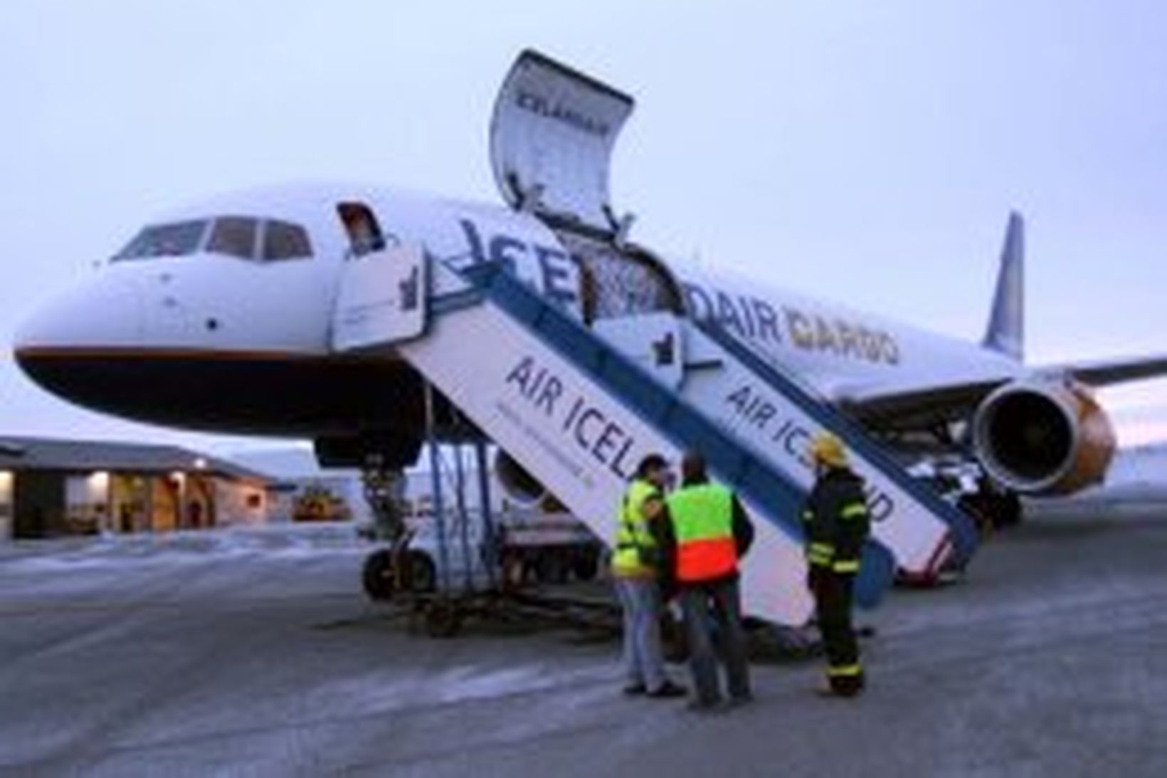 Vöruflutningavél Icelandair eftir neyðarlendinguna á Egilsstöðum í morgun.