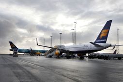 Fimm flug­freyj­ur og -þjón­ar hjá Icelanda­ir skoða nú grund­völl fyr­ir mál­sókn gegn fé­lag­inu vegna veik­inda …