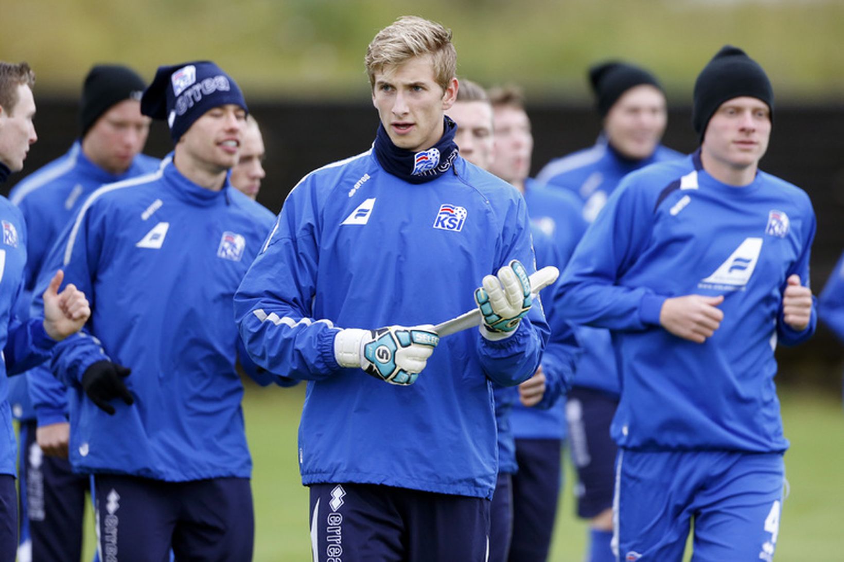 Frederik Schram, fyrir miðju, á æfingu 21-árs landsliðsins.