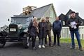 Bílafólk Fordinn er kominn í öruggar hendur á Byggðasafninu. Á myndinni eru gefendur bílsins, f.v. talið: Sigríður Dagný Ólafsdóttir, þá María og Sigurður Óli Guðbjörnsbörn, Sigurður E. Steinsson og Lýður Pálsson safnstjóri.