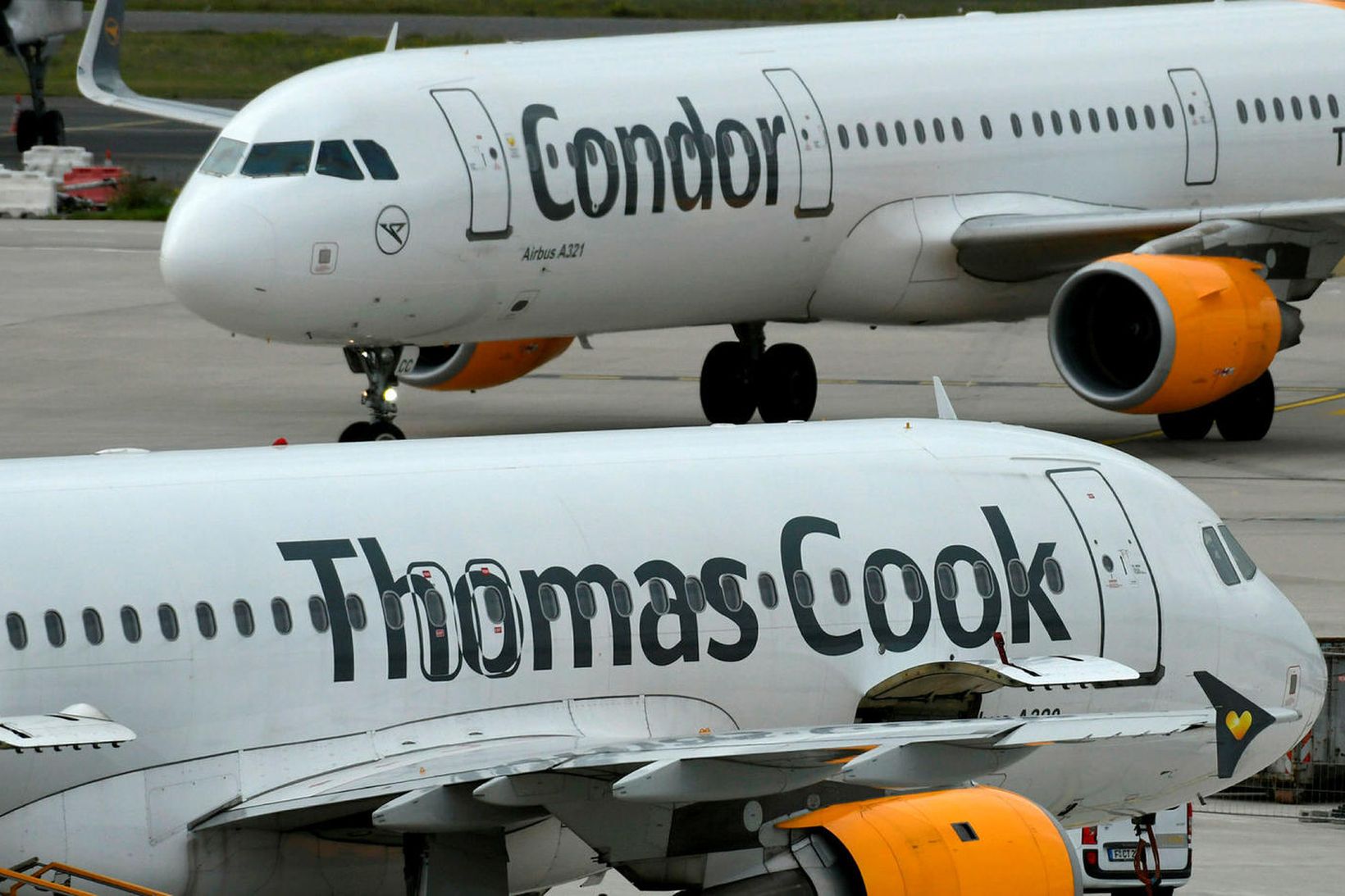 Flugvélar frá Condor og Thomas Cook á flugvellinum í Frankfurt. …
