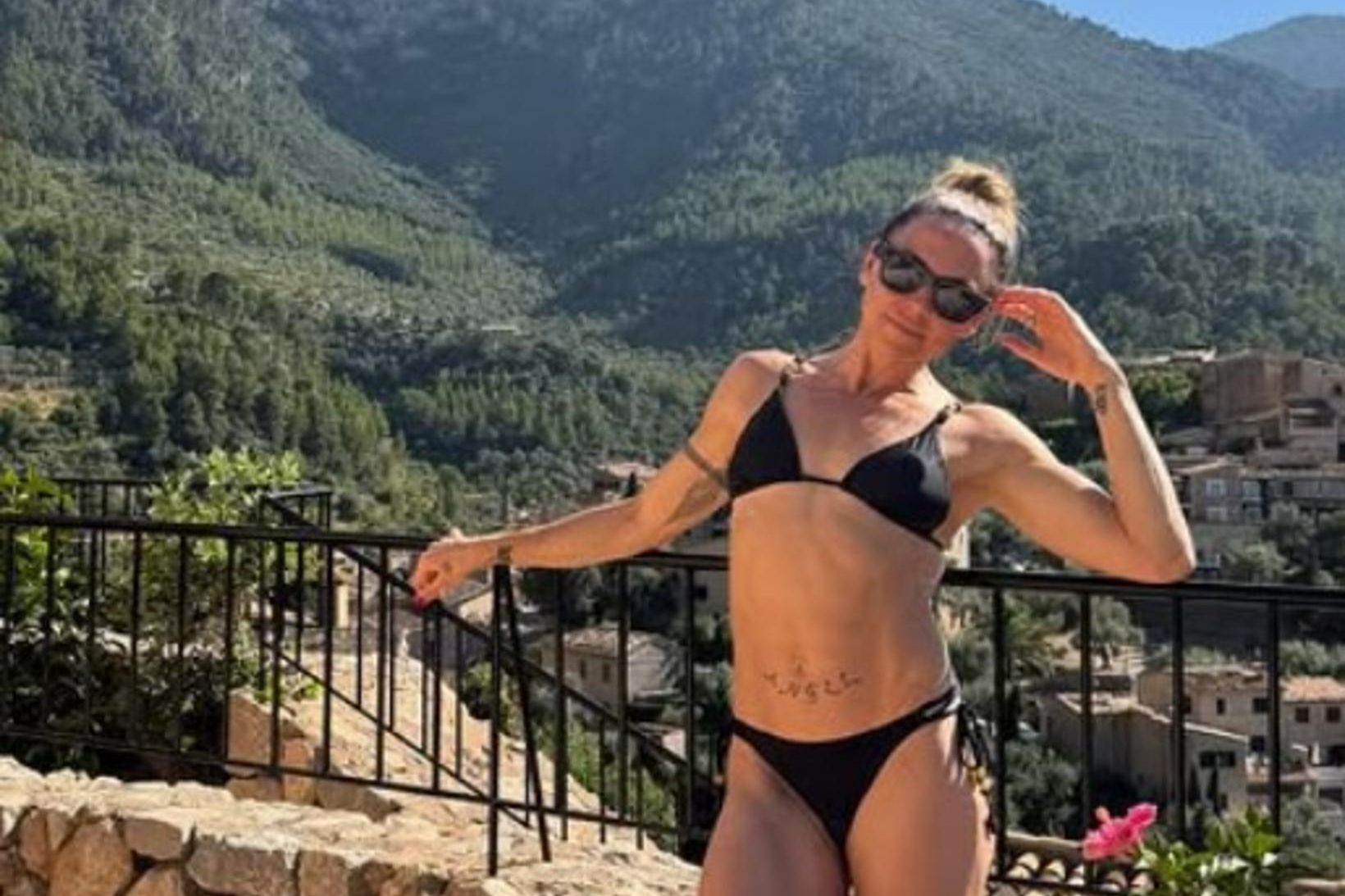 Melanie Chisholm tekur sig vel út í bikiníi.