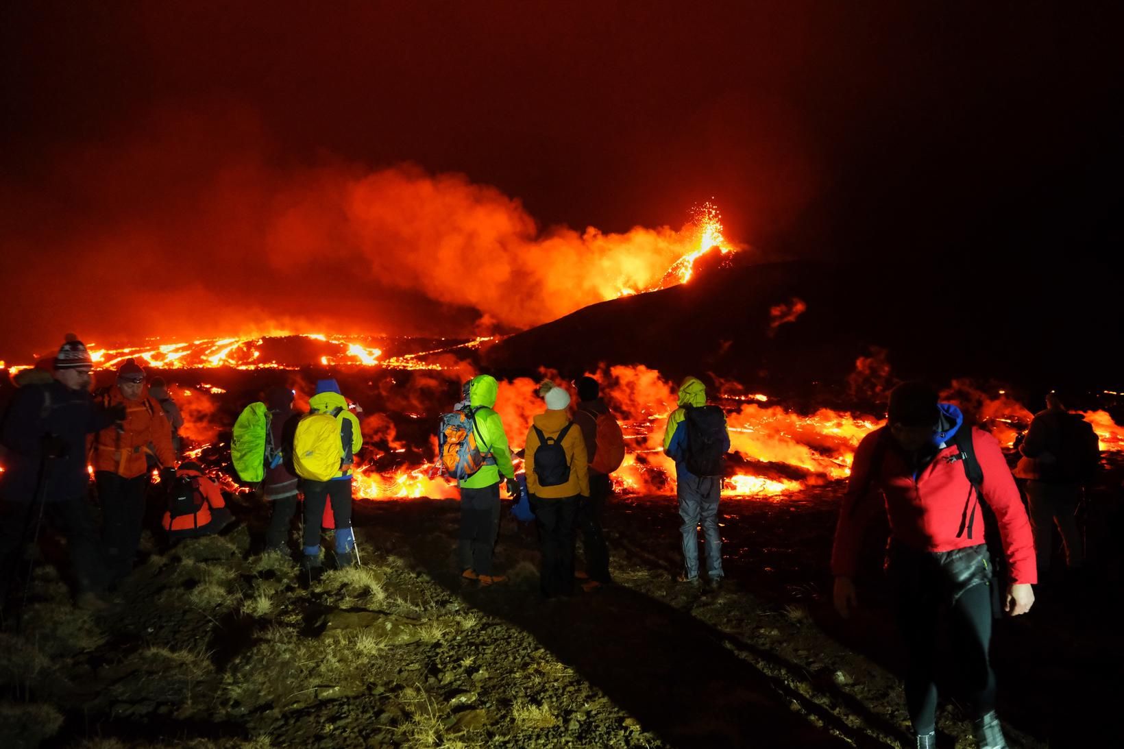 Fjöldi fólks við gosstöðvarnar í nótt.