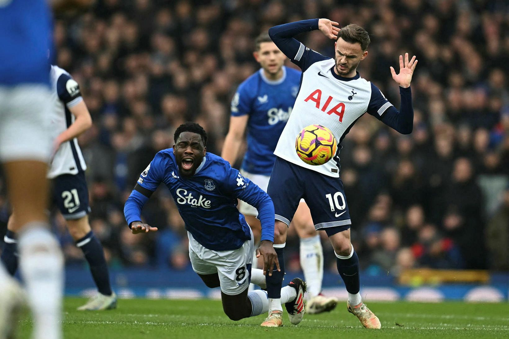 Orel Mangala og James Maddison eigast við í leik Everton …