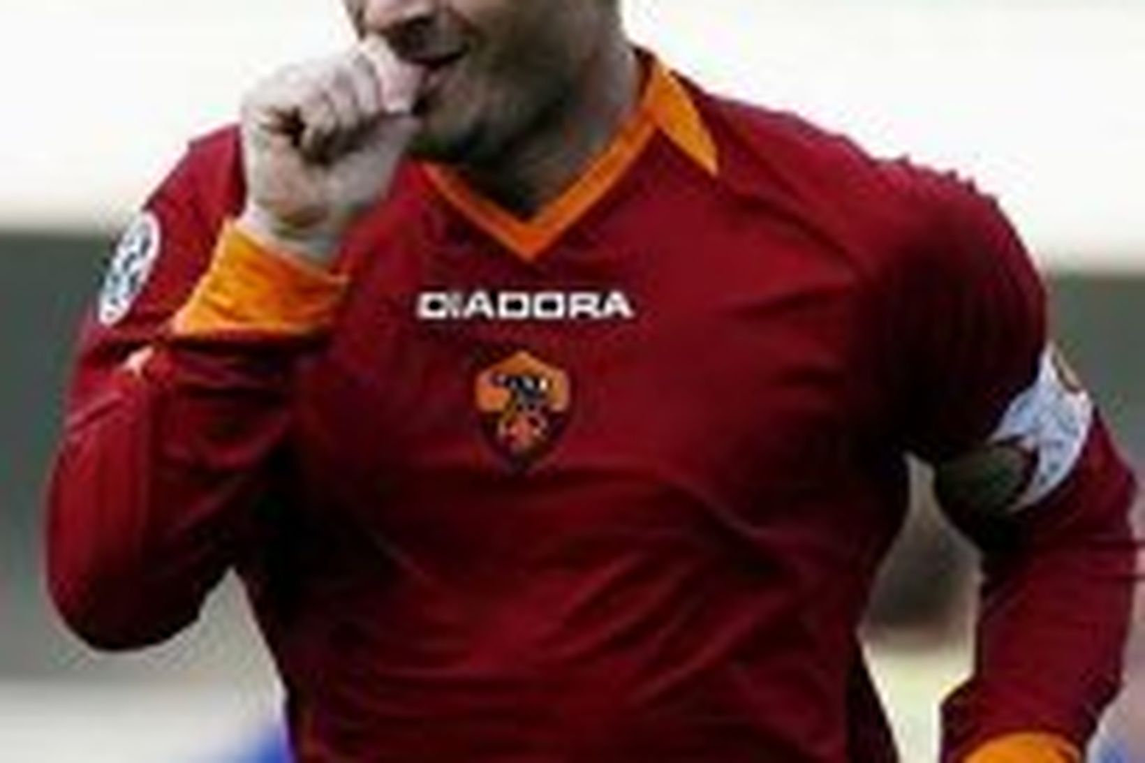 Francesco Totti fyrirliði Roma.