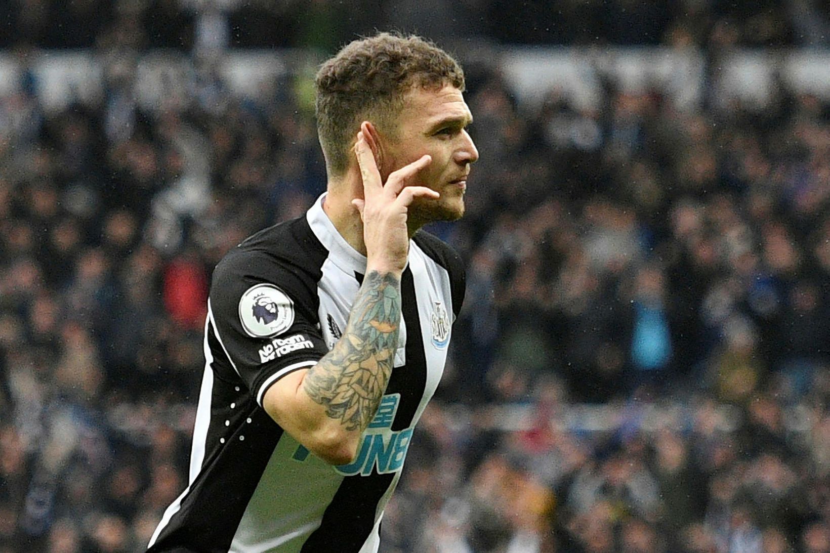 Kevin Trippier fagnar eftir að hafa skorað sigurmark Newcastle í …