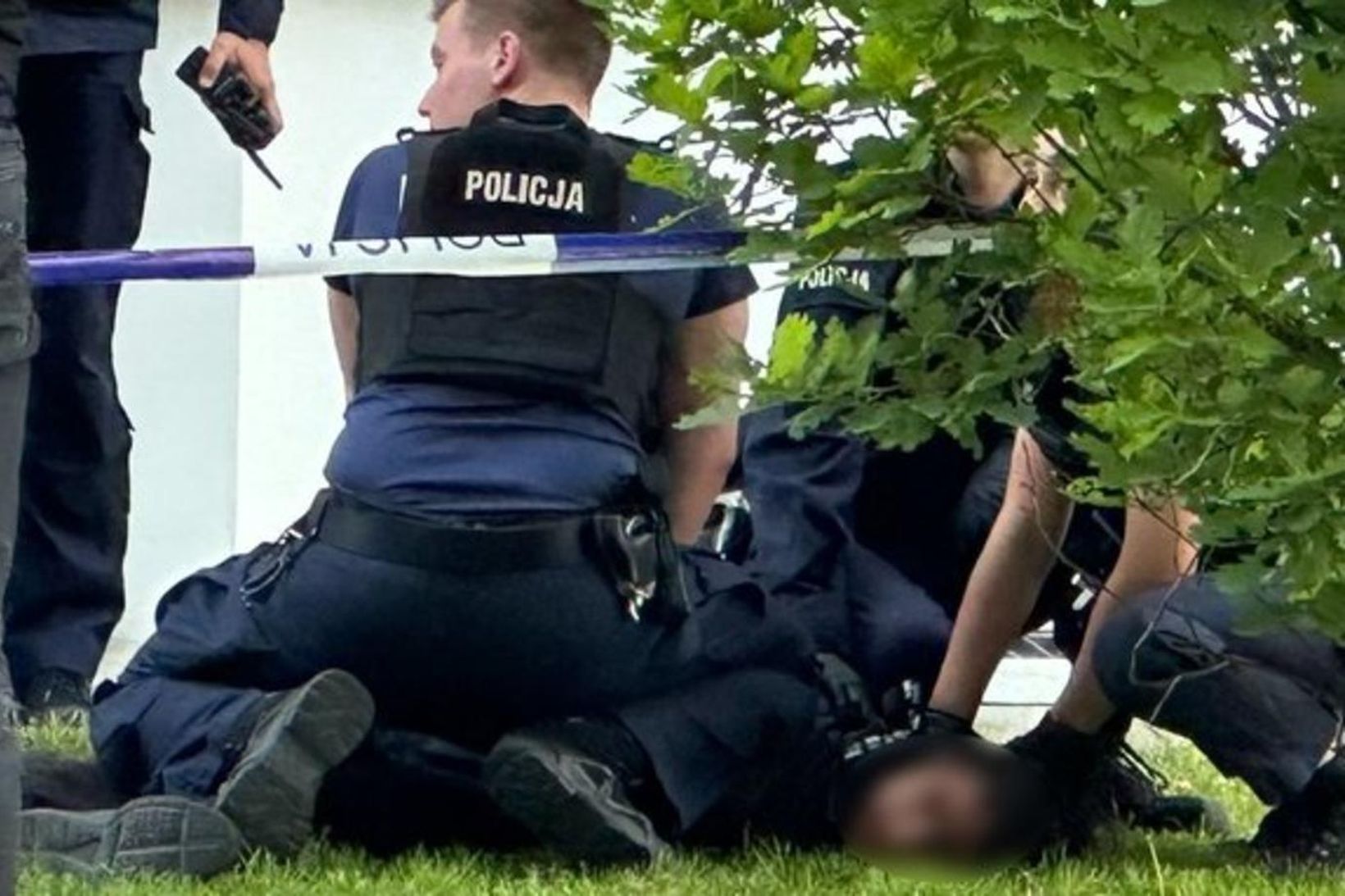 Árásarmaðurinn yfirbugaður af lögreglu.