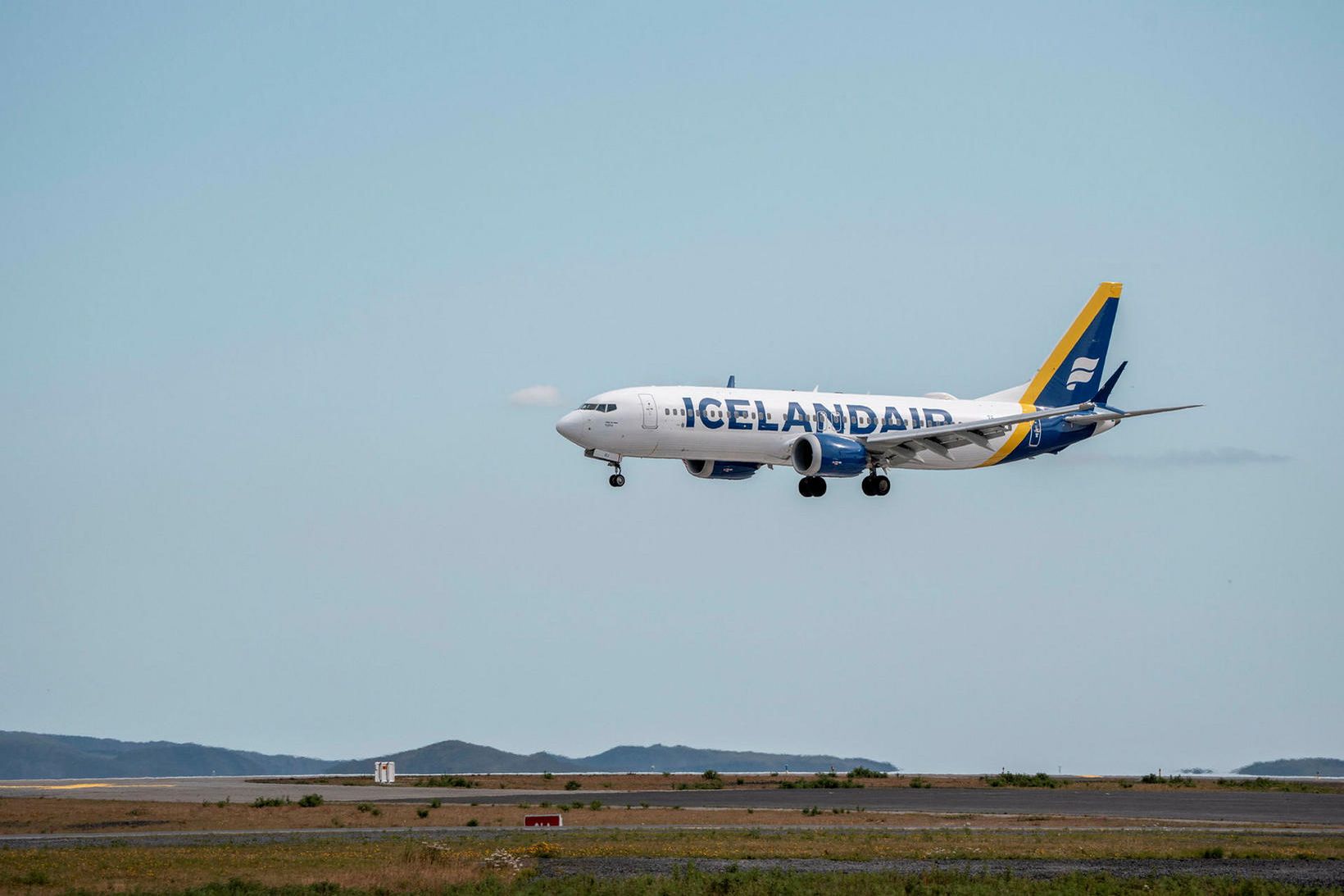 Myndskeið: Icelandair í lágflugi yfir Vestmannaeyjum