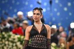 Söngkonan Dua Lipa er meðal listamanna sem skrifuðu undir áskorun um að stjórnvöld gæfu tæknifyrirtækjum …