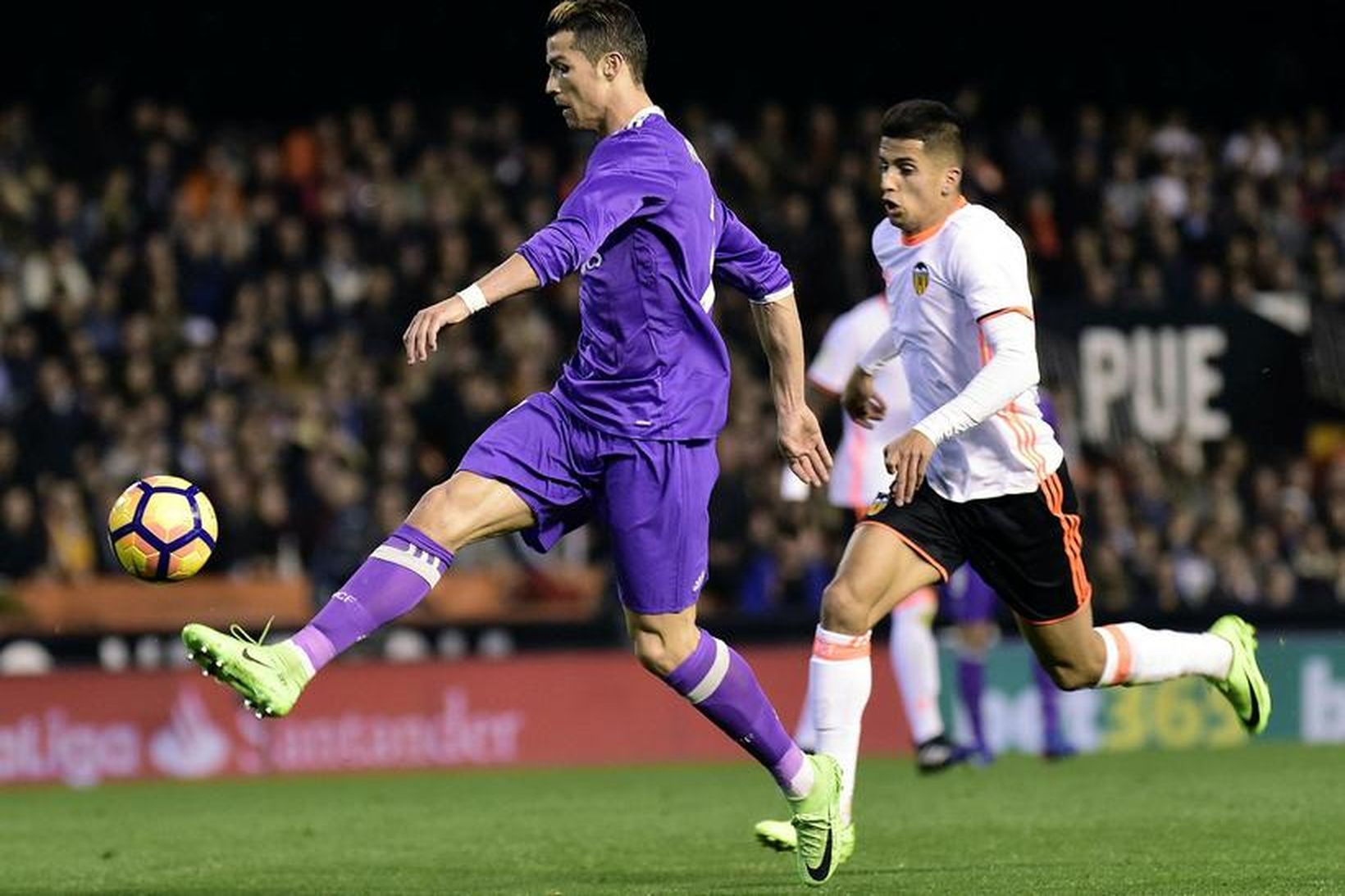 Ronaldo reynir skot gegn Valencia í kvöld.