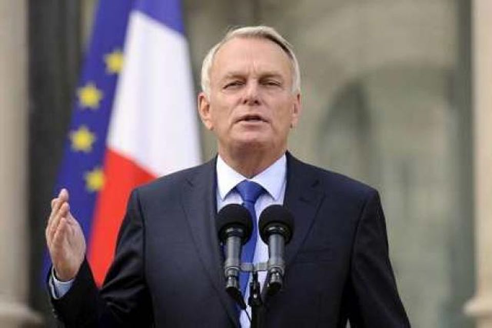 Jean-Marc Ayrault skýrir frá helstu atriðum fjárlagafrumvarpsins svið Elyseehöllu í morgun.