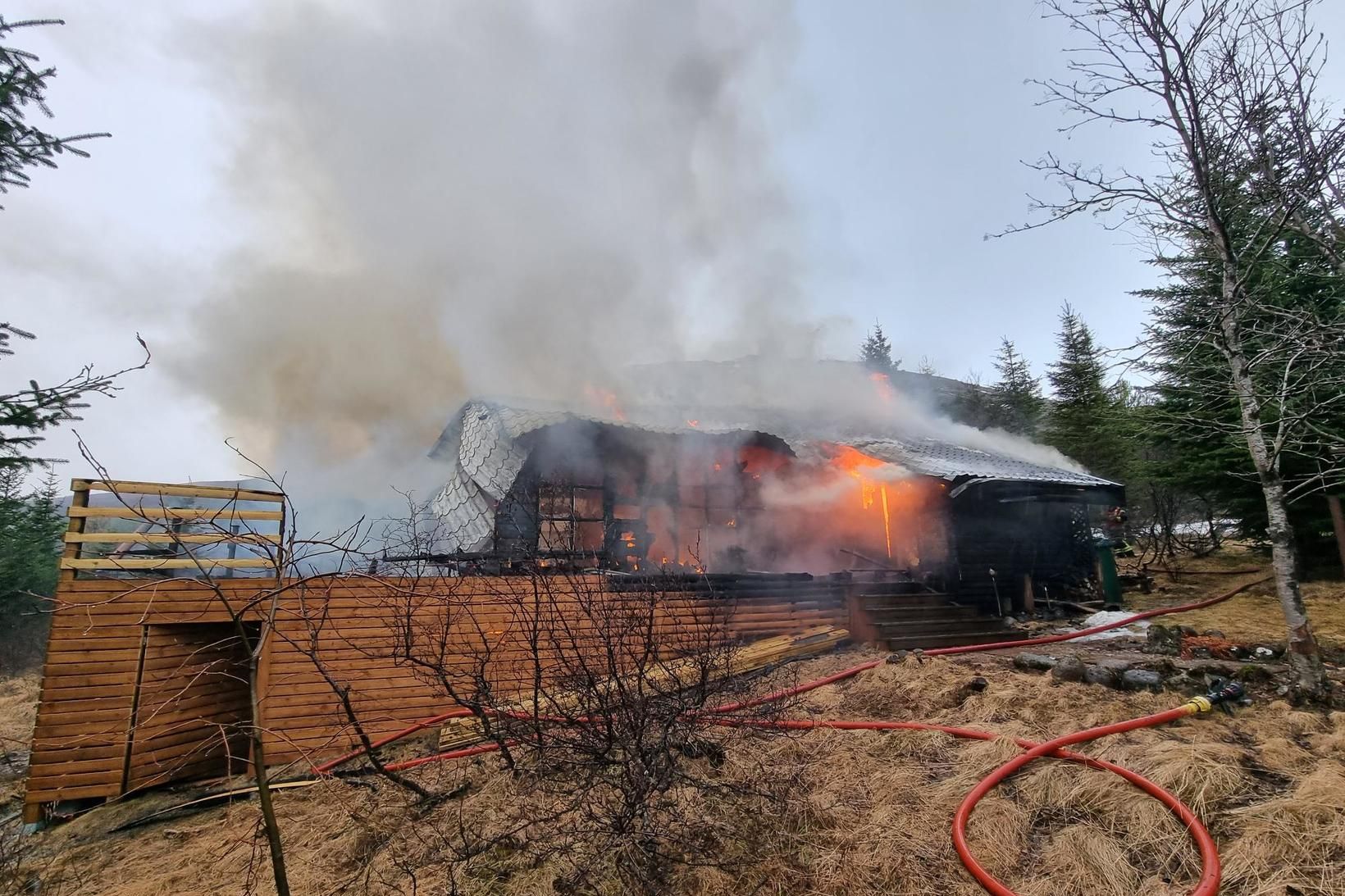 Eldur varð í sumarbústað á Snorrastöðum í Laugardal í morgun.