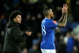 Feðgarnir Tyler og Ashley Young eftir leikinn á Goodison Park í gærkvöldi.