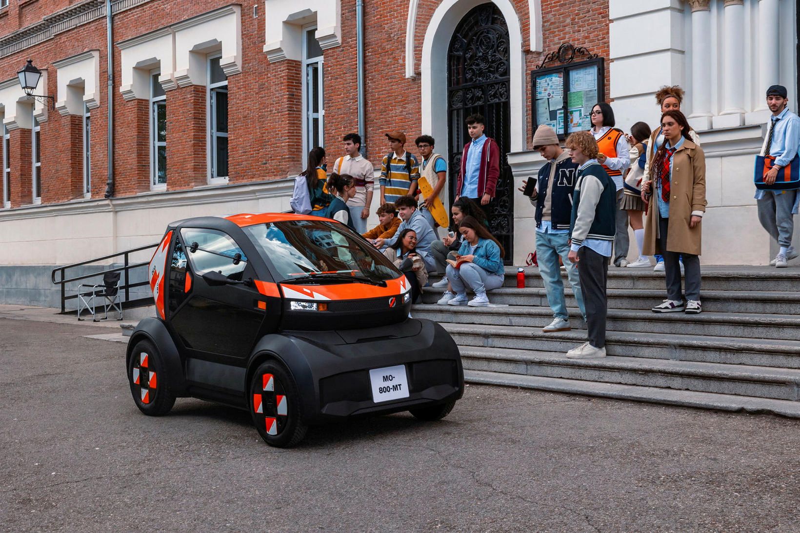 Eins og sést er Duo svipaður Twizy að stærð og …