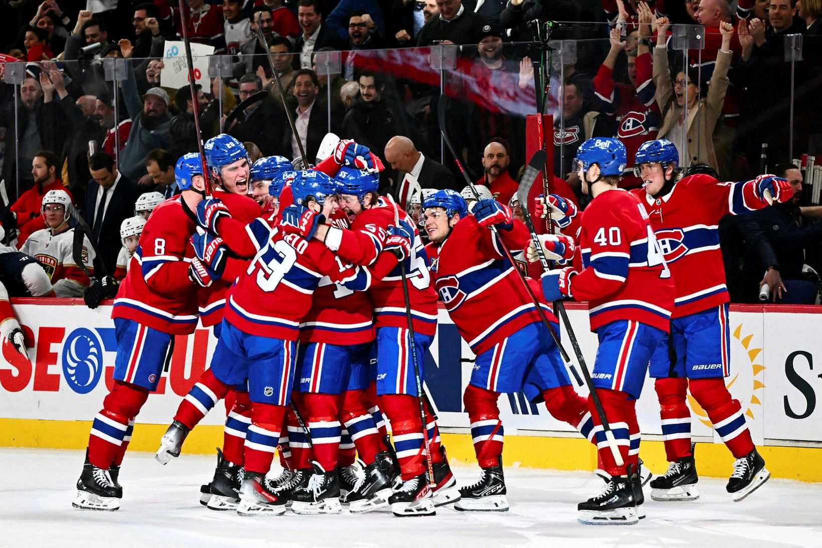 Leikmenn Montreal Canadiens fagna sigri á Florida Panthers í NHL-deildinni …