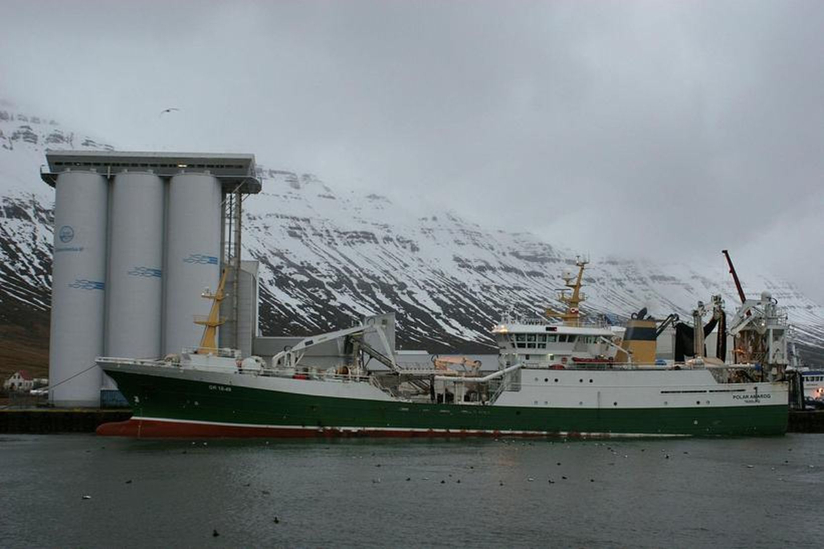 Polar Amaroq við bryggju á Norðfirði.
