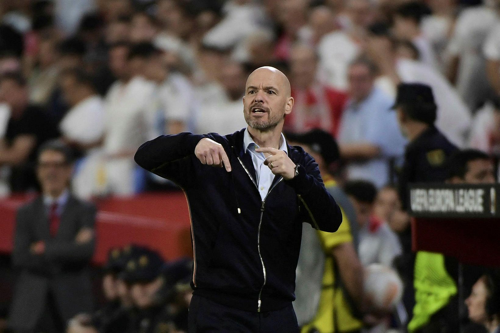 Erik ten Hag á hliðarlínunni í Sevilla í gærkvöldi.