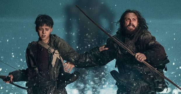 Spike (Alfie Williams) og Jamie (Aaron Taylor-Johnson) með risastóran uppvakning á hælunum.
