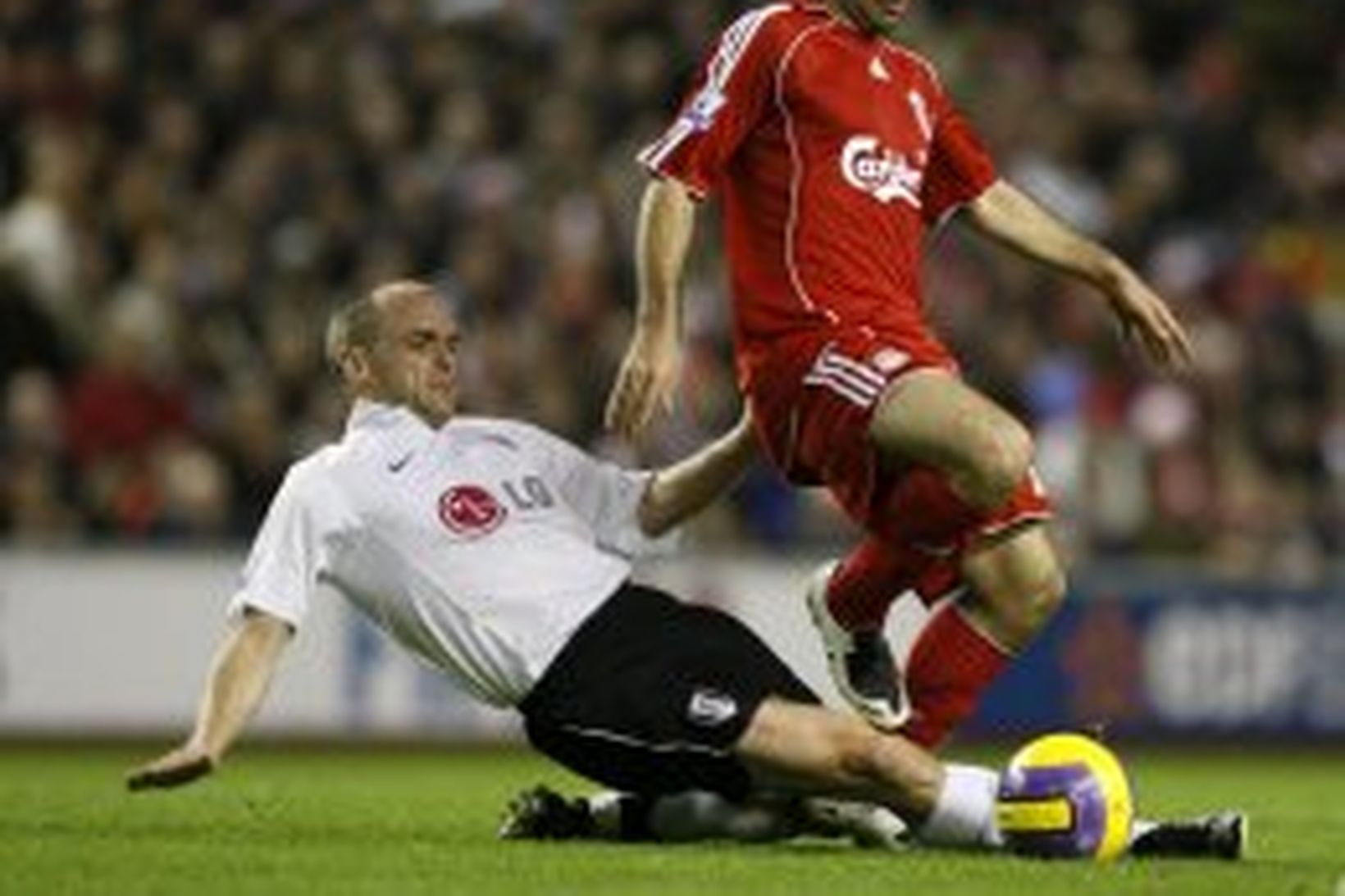 Javier Mascherano hefur betur gegn Danny Murphy á Anfield í …