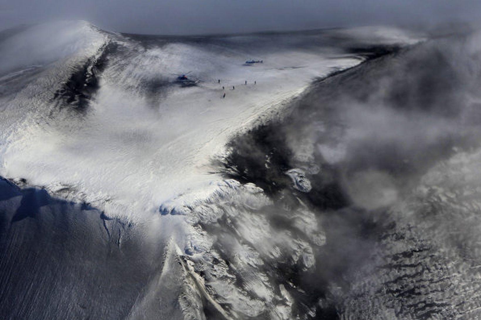Eyjafjallajökull tók kipp nú undir kvöld en hefur róast aftur.