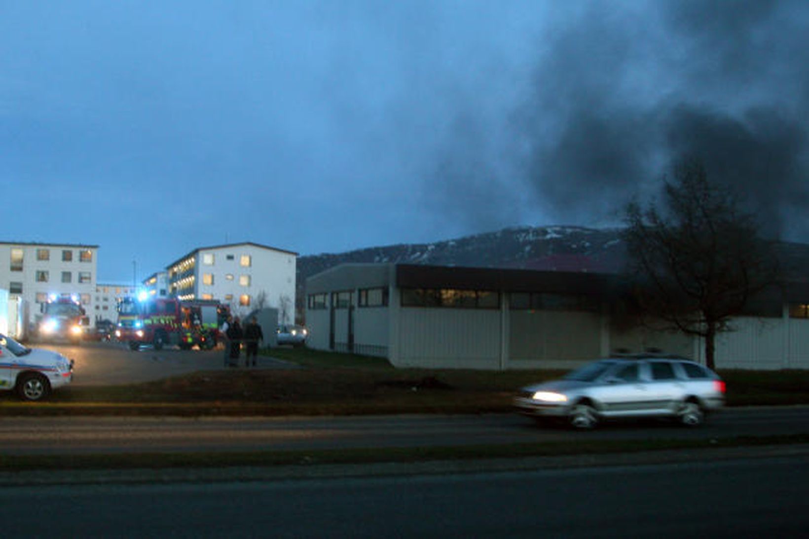 Frá eldsvoðanum í Glófa við Hrísalund á Akureyri