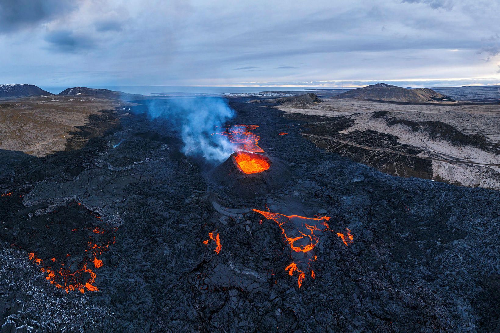 Sextán dagar eru liðnir frá því að eldgosið hófst við …