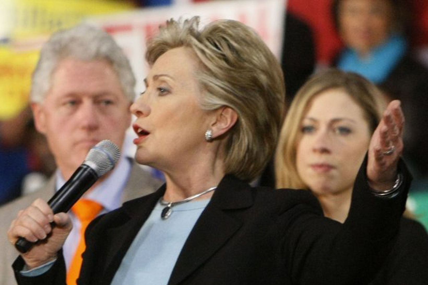 Hillary Clinton á kosningafundi í gær ásamt Bill, eiginmanni sínum, …