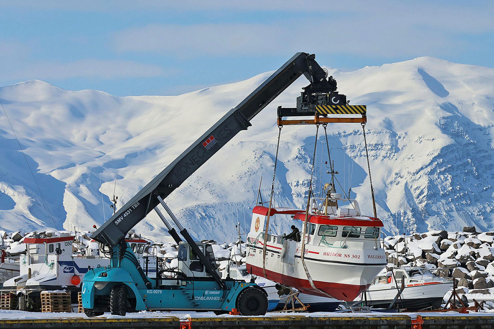 Gámakrani var notaður til að sjósetja Halldór NS í Húsavíkurhöfn.