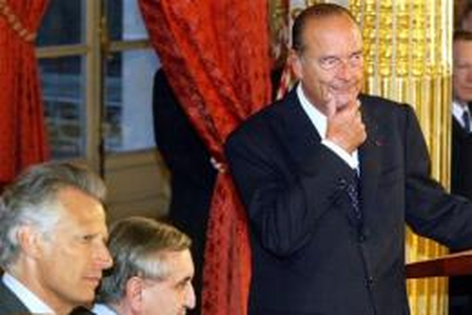 Jacques Chirac Frakklandsforseti einbeittur á svip í Elyseehöll en við …