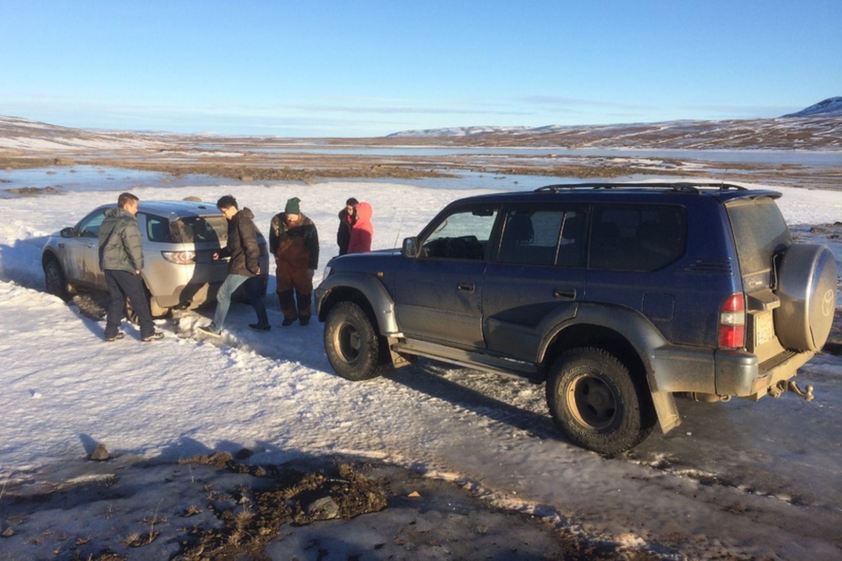 Ferðamenn fastir á vegi F-907 upp af Jökuldal, rétt við …